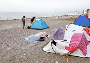 Yüzde 98 lik nemden bunalanlar sahilde sabahladı